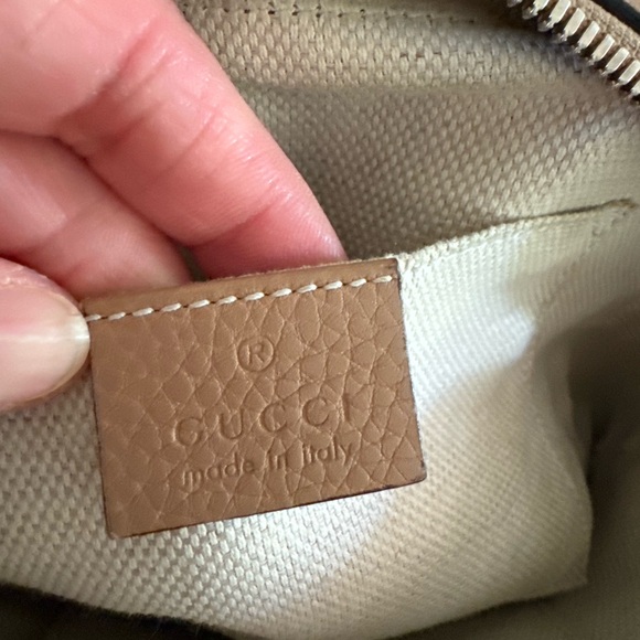 Gucci Pebbled Calfskin Small Soho Disco Bag Camelia - Picture 6 of 9